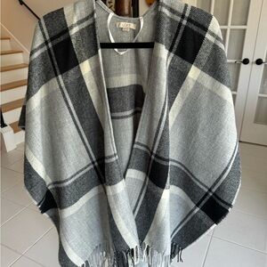 Loft wrap shawl poncho. M/L. Black/White  Fringed. Acrylic